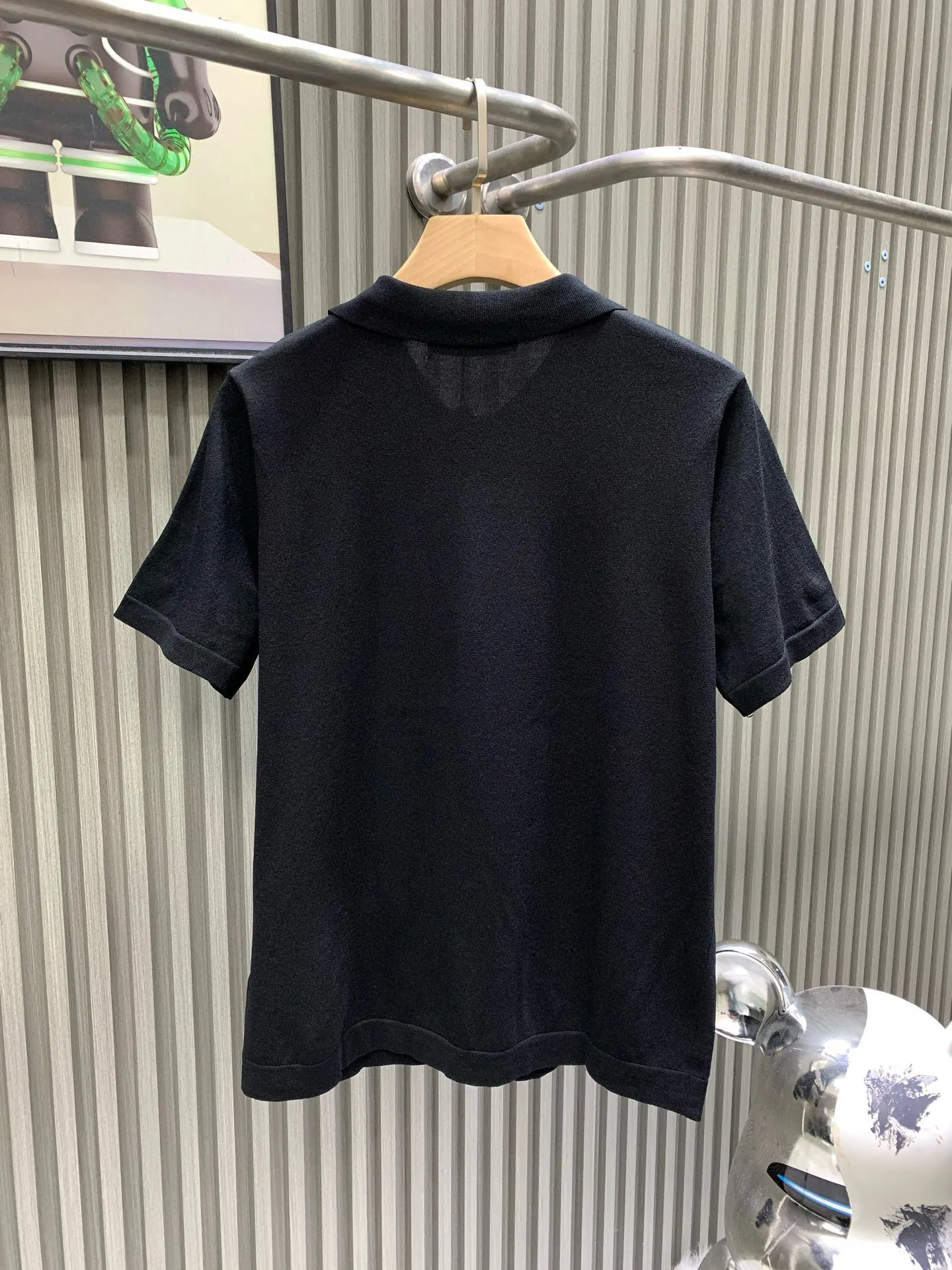 🅿️270 🀄️ louisvuitton Louis Vuitton lv2025ss new embroidered logo couple casual polo shirt short-sleeved T-shirt. The counter restores the top replica. The style is very good for business commuting. Classic polo lapel design. Classic LV letter slogan on the chest. Pin embroidery design highlights personality and makes the entire line smoother. The most classic evergreen small label design. Exquisite embroidered logo design on the chest. Pure cotton texture, skin-friendly and comfortable. Suitable for both business and leisure. Pique cotton fabric is more breathable and drier than ordinary knitted fabric. 3D three-dimensional tailoring technology. The upper body has a three-dimensional shape. The embroidery on the chest is full of details. Thousand needle embroidery is three-dimensional and full. Made of 300 grams of cotton pique cotton fabric. Customized buttons. Top quality products.
